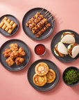 Asian Street Food SeriosFood - platouri cu spring rolls, frigarui yakitori, gua bao, pui karaage, hotteok, salata wakame si sos sriracha
