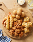 Crispy Weekend SeriosFood - platou de lemn cu specialitati prajite asiatice: tempura creveti, karaage pui, bile de susan, wantan pui, maioneza japoneza si sos chili dulce