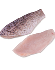 File de Barramundi crud, piele mottled și carne roz-pal