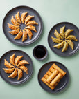 Gyoza Party SeriosFood - platou cu gyoza pui, gyoza legume, gyoza creveti, rulouri banana si sos soia, top-down