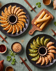 Gyoza Party SeriosFood - masa bogata cu gyoza pui, gyoza legume, gyoza creveti, rulouri banana, sos soia si garnituri asiatice