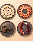 Seafood Exquisite SeriosFood - vedere de sus cu patru farfurii: scoici Saint-Jacques, creveti argentinieni, homar intreg, tentacule de caracatita, pe fundal crem premium