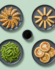 Vegan Asia SeriosFood - selectie vegana asiatica vedere de sus: gyoza vegetariene, mini spring rolls, edamame cu sare, hotteok corean si sos de soia
