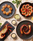Seafood Exquisite SeriosFood - platou gourmet vedere de sus pe terrazzo: scoici Saint-Jacques seared, creveti argentinieni easy-peel, jumatate de homar la gratar, tentacule de caracatita