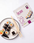 Yaki Nori - maki rolls, temaki si onigiri pe farfurie cu punga de alge