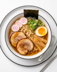 Surimi Naruto savurat – bol ramen cu naruto, chashu, ou ramen, nori, ceapă verde – SeriosFood
