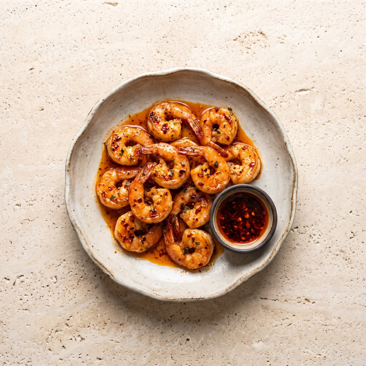Creveți la airfryer glazurați cu unt de usturoi și Sriracha, în bol ceramic