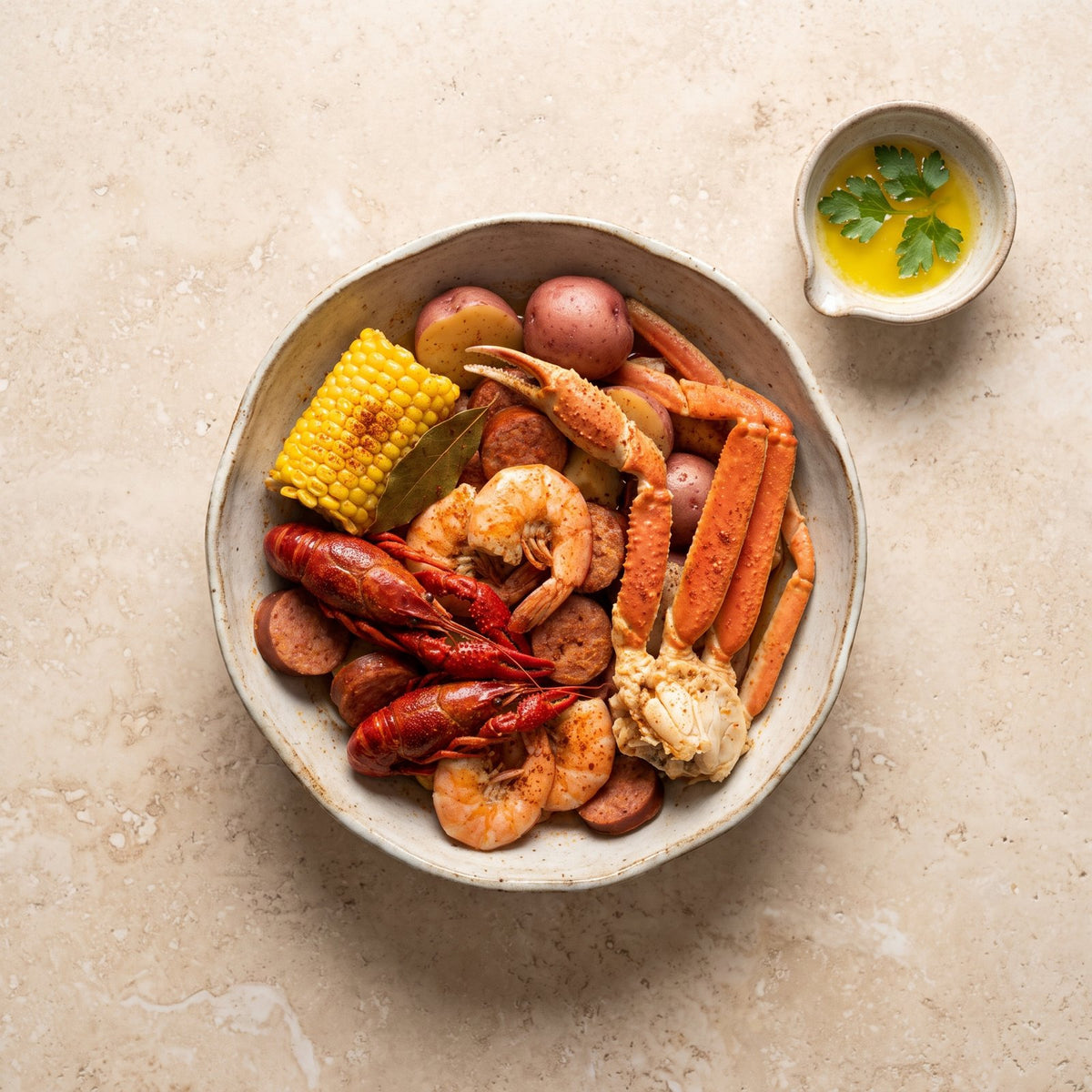 Seafood boil pe hârtie: cozi de homar roșii, creveți, midii, porumb și cartofi, unt cu usturoi turnat deasupra