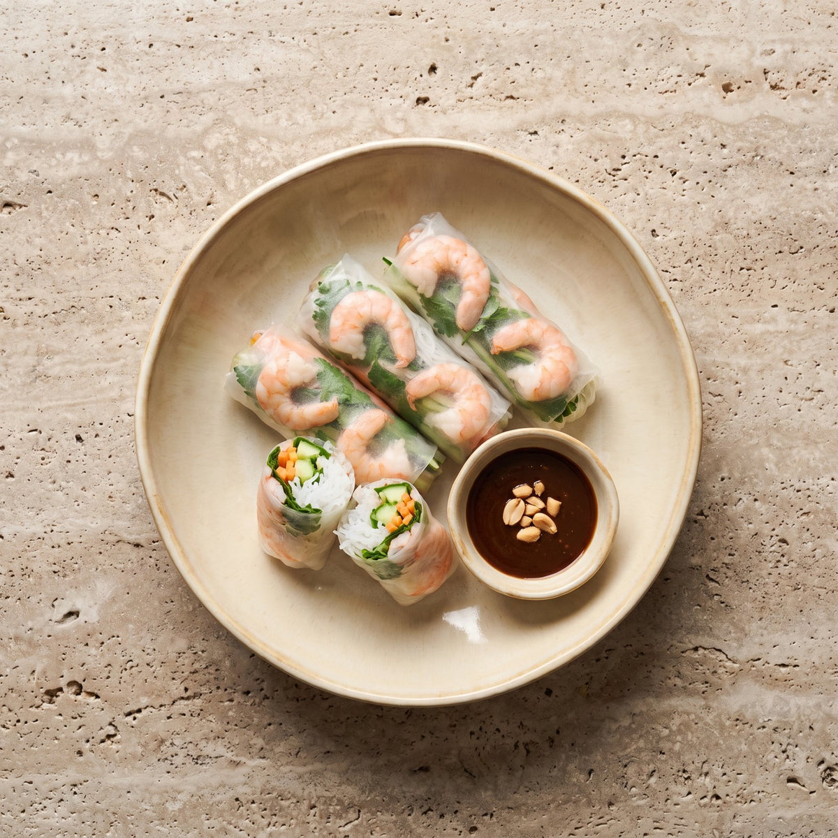 Summer rolls cu creveți, vermicelli și mentă în foi de orez