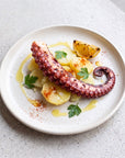 Pulpo a la gallega din caracatiță întreagă, sugestie de servire