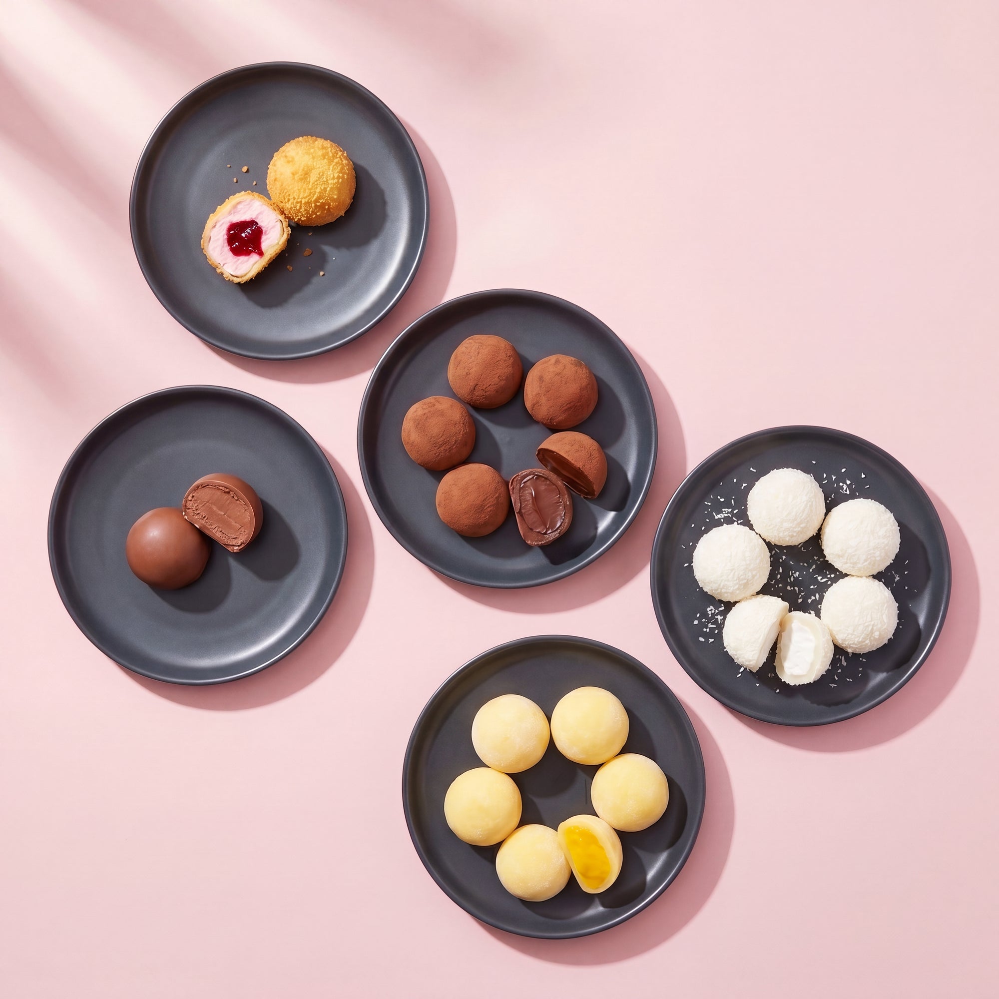 Discovery Mochi SeriosFood - cheesecake, ciocolata, cacao, cocos, mango pe farfurii, top-down