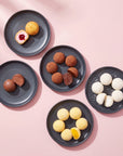 Discovery Mochi SeriosFood - cheesecake, ciocolata, cacao, cocos, mango pe farfurii, top-down