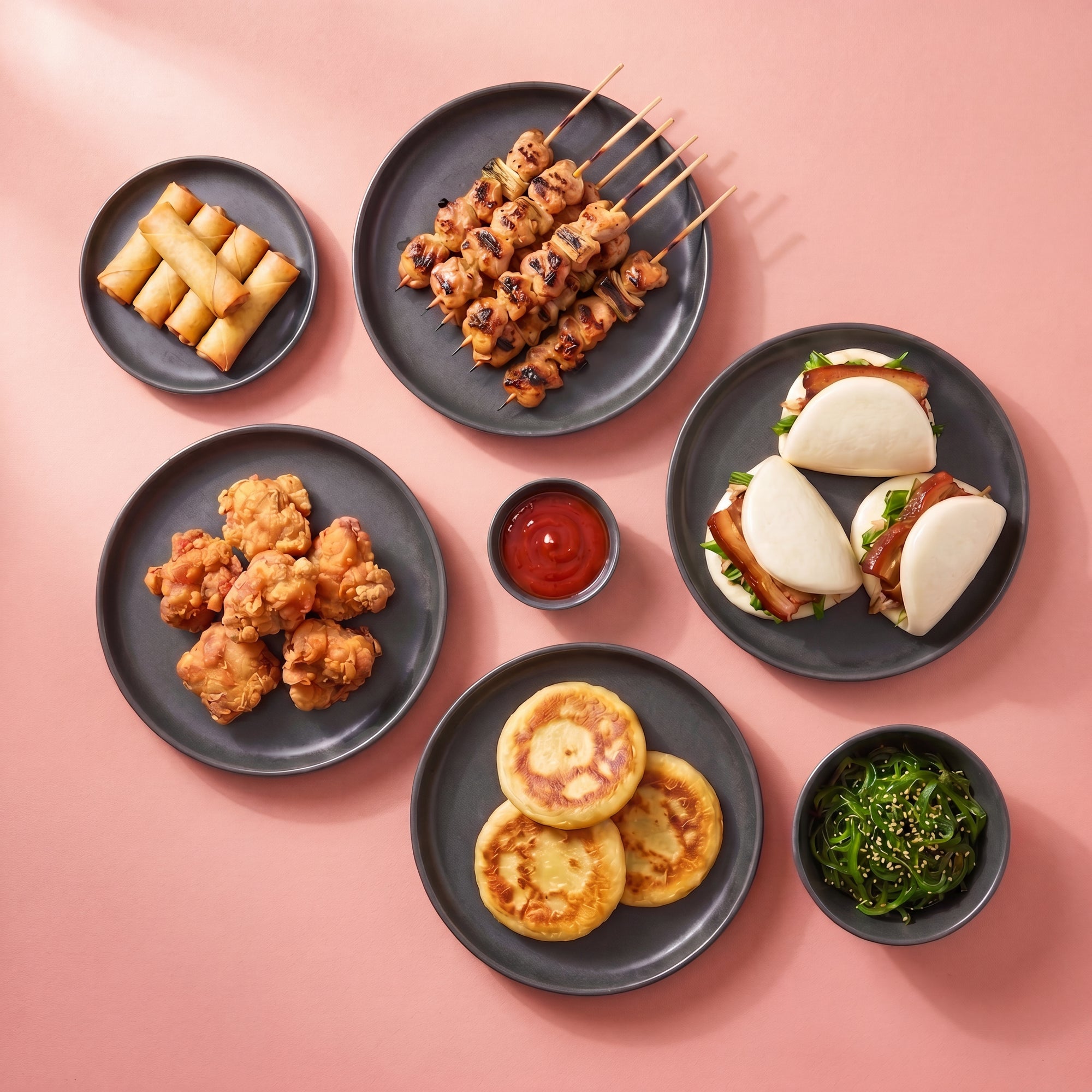 Asian Street Food SeriosFood - platouri cu spring rolls, frigarui yakitori, gua bao, pui karaage, hotteok, salata wakame si sos sriracha