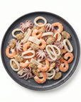 Cocktail fructe de mare pe farfurie charcoal — garnele, calamar rings, midii, mini octopus, surimi, ~1 kg