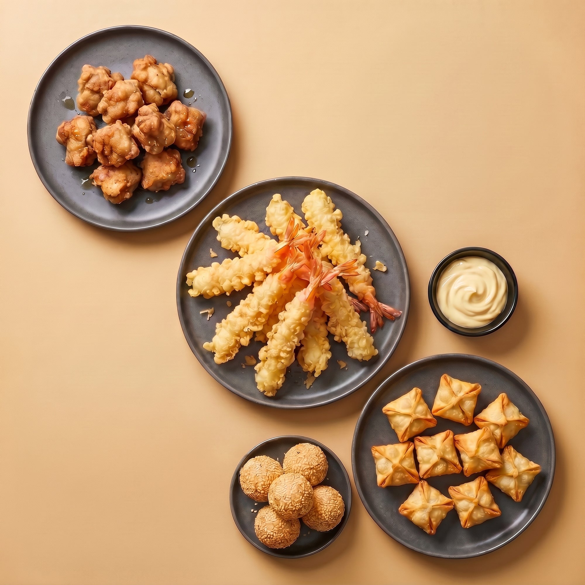 Crispy Weekend SeriosFood - platou cu specialitati prajite asiatice vedere de sus: tempura creveti, karaage pui, wantan pui, bile de susan si maioneza japoneza