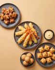 Crispy Weekend SeriosFood - platou cu specialitati prajite asiatice vedere de sus: tempura creveti, karaage pui, wantan pui, bile de susan si maioneza japoneza