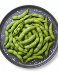 Edamame premium păstăi mari pe farfurie — porție servită cu sare grunjoasă