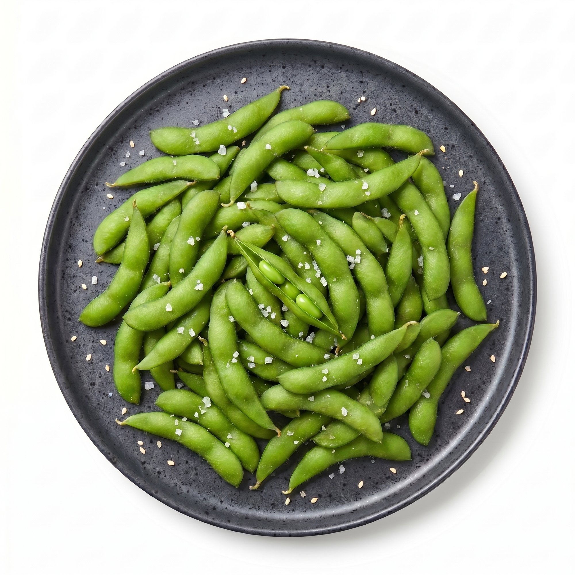 Edamame păstăi soia verde pe farfurie — porție servită cu sare grunjoasă