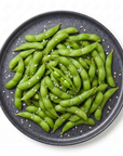 Edamame păstăi soia verde pe farfurie — porție servită cu sare grunjoasă