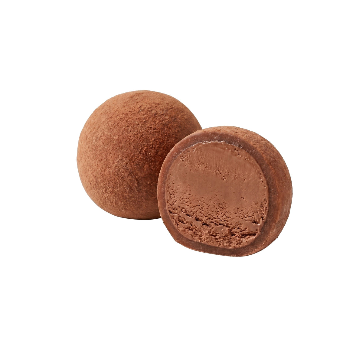 Două mochi mini cu ciocolată, unul secționat, pe fundal alb