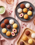 Discovery Mochi SeriosFood - masa tea-time cu cacao, cocos, mango, cheesecake taiat, matcha si vin spumant, top-down