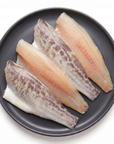 File de grouper crud pe farfurie, vedere de sus