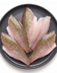 File de red snapper crud pe farfurie, vedere de sus
