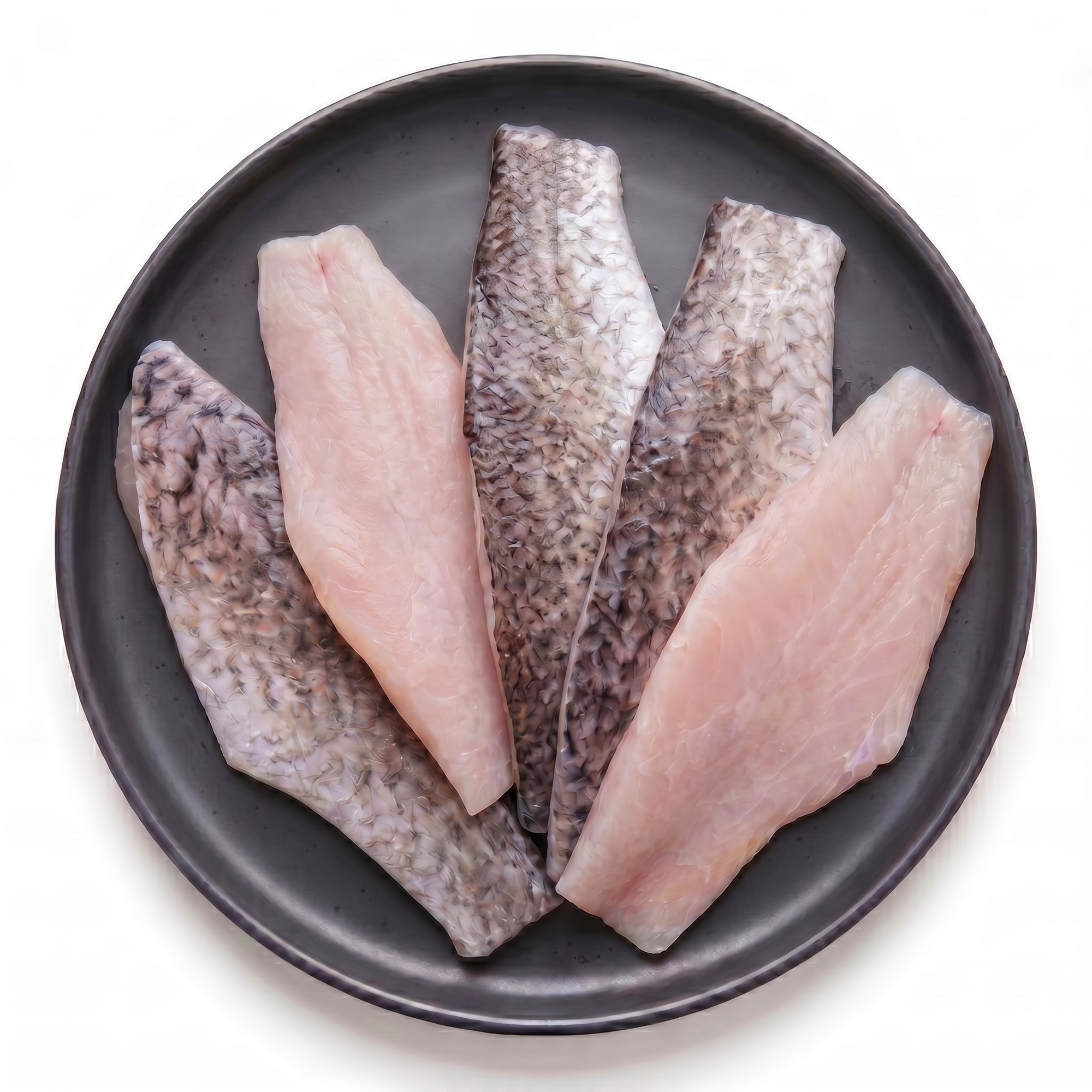 File de Barramundi crude pe farfurie, ~5 file la 1 kg