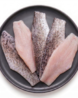 File de Barramundi crude pe farfurie, ~5 file la 1 kg