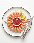Shrimp cocktail cu creveți mici prefierți și sos cocktail roșu, lămâie și mărar
