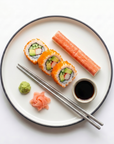 Bețișoare Surimi Maki savurate – uramaki cu surimi și avocado, bețișor surimi, sos soia, wasabi, gari – SeriosFood