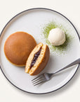 Dorayaki clasic servit pe farfurie cu înghețată de vanilie și matcha