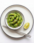 Cum savurezi Edamame standard — păstăi cu sare, togarashi și lime