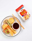 Tempura crocantă servită pe farfurie cu sos, lângă punga de făină tempura