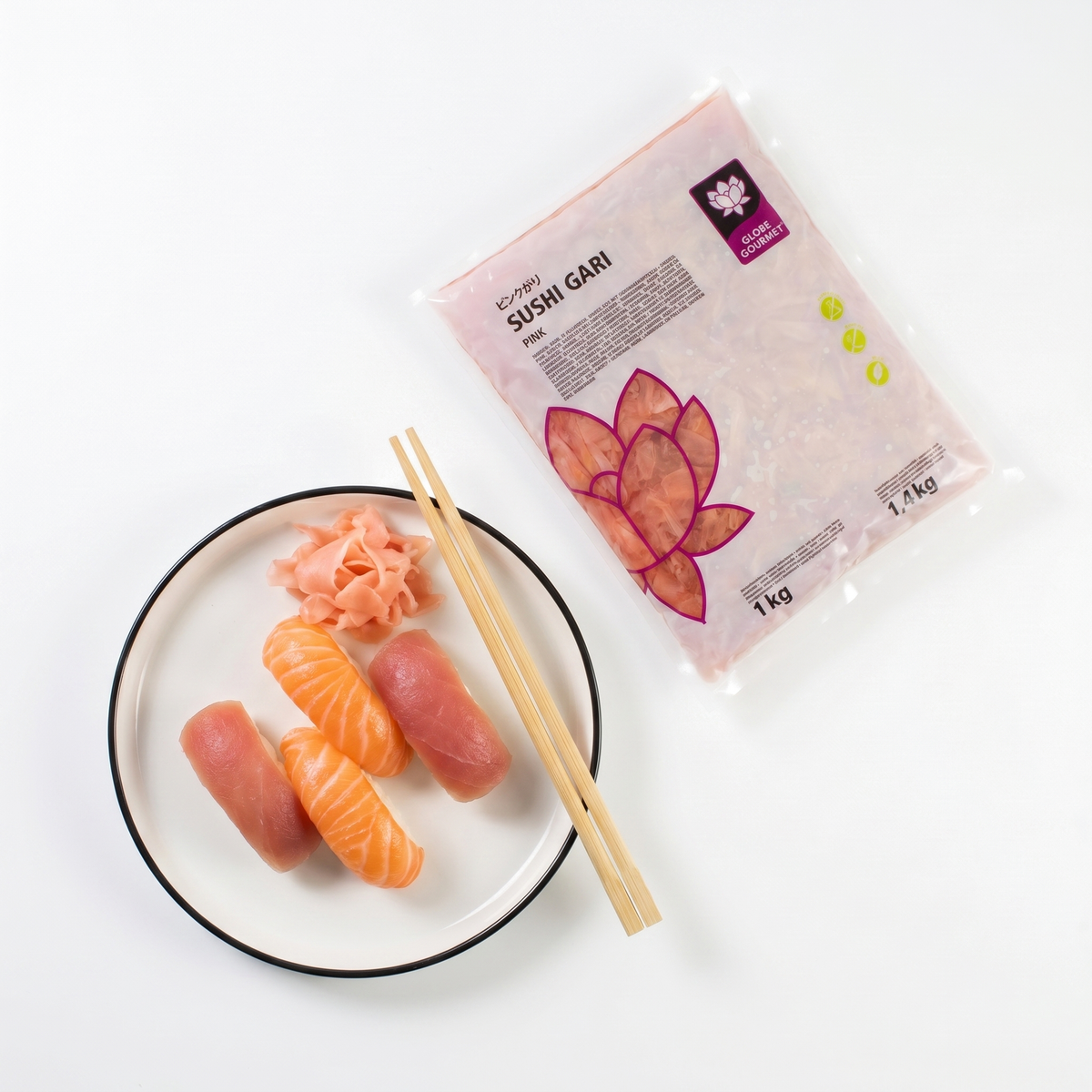 Gari roz servit lângă nigiri sushi, cu punga de ghimbir murat roz