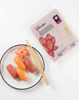 Gari roz servit lângă nigiri sushi, cu punga de ghimbir murat roz