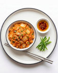 Kimchi savurezi — orez prăjit cu kimchi, ulei chili și ceapă verde