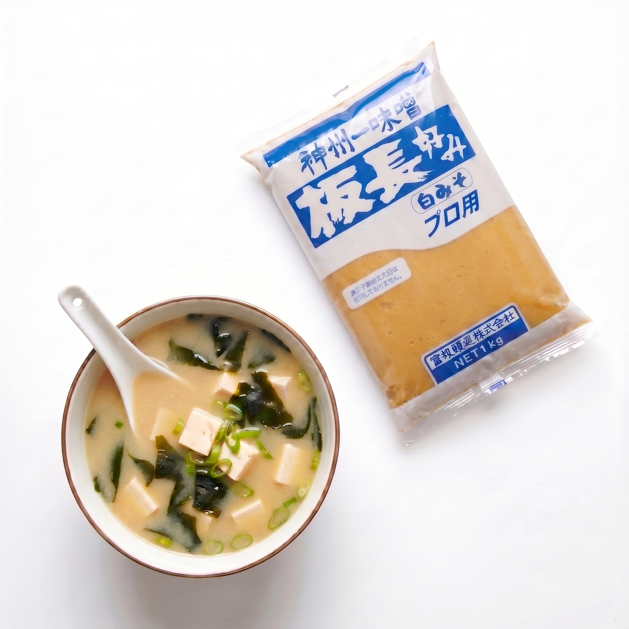 Supă miso shiro servită cu lingură renge, lângă punga de pastă miso albă