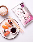Nigiri variat cu orez sushi Koshihikari - somon, ebi, unagi si caracatita, langa punga de orez japonez si bol cu orez fiert
