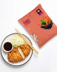 Chicken katsu pané cu panko crocant, servit cu sos tonkatsu, lângă punga de pesmet panko