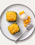 Rice mango servit pe farfurie cu înghețată de vanilie și cuburi de mango