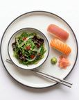 Cum se savurează Salata Wakame 250g — în bol cu nigiri sushi