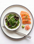 Cum se savurează Salata Wakame Select — în bol cu sashimi somon