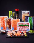 Sushi Night SeriosFood - kit sushi premium pe fundal negru: nigiri si sashimi cu creveti, unagi, somon, caracatita, edamame, gari, wasabi, sos soia Yamasa